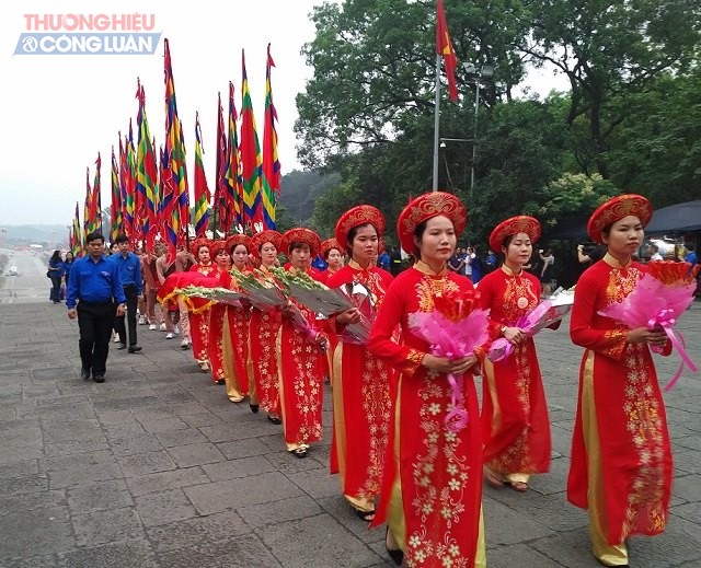 Hàng vạn du khách đội mưa trẩy hội Lễ hội Đền Hùng 2018 - Hình 4