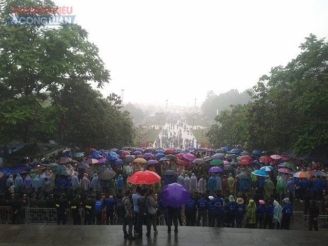 Hàng vạn du khách đội mưa trẩy hội Lễ hội Đền Hùng 2018 - Hình 11
