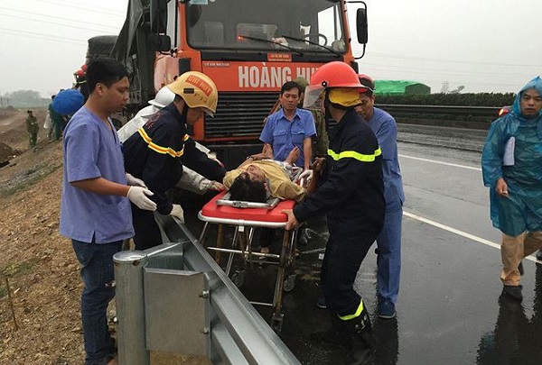 Xe tải va chạm với xe container trên cao tốc Pháp Vân – Cầu Giẽ khiến 3 người thương vong - Hình 1