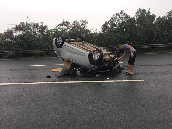 Hà Nội: Tài xế ngủ gật đâm vào dải phân cách, khiến xe ô tô bị lật nhiều vòng