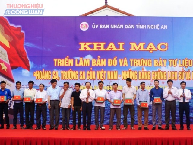 Nghệ An: Trao tặng 500 lá cờ Tổ quốc cho ngư dân - Hình 1