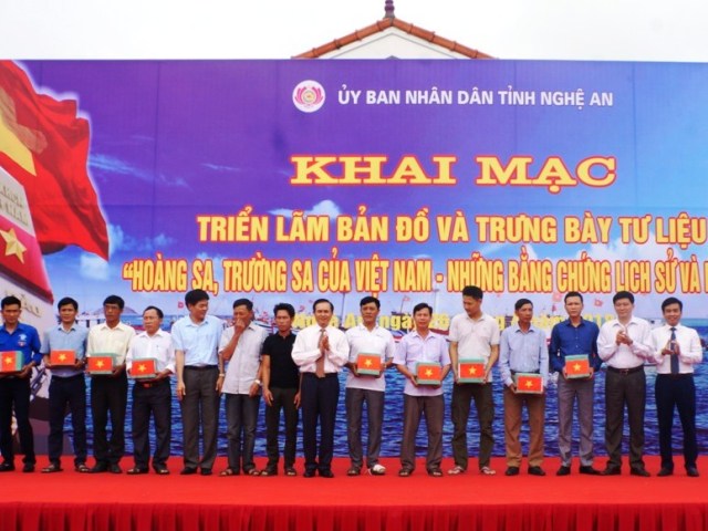 Nghệ An: Trao tặng 500 lá cờ Tổ quốc cho ngư dân