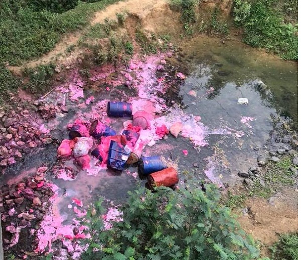 Lạng Sơn: Xuất hiện chất thải lạ trên dòng suối - Hình 1