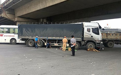 Xe tải cuốn xe máy vào gầm, 1 phụ nữ tử vong tại chỗ