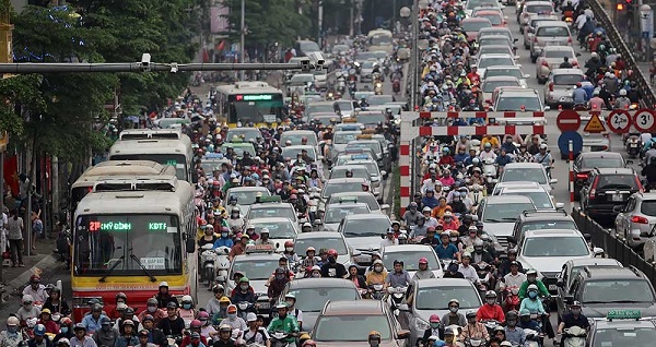 Hà Nội: Người dân tấp nập về quê nghỉ lễ, nhiều tuyến phố kẹt cứng - Hình 1