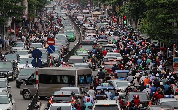 Hà Nội: Người dân tấp nập về quê nghỉ lễ, nhiều tuyến phố kẹt cứng - Hình 2