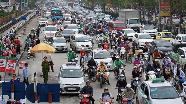 Hà Nội: Người dân tấp nập về quê nghỉ lễ, nhiều tuyến phố kẹt cứng - Hình 6