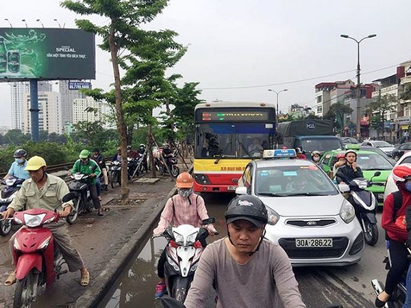 Hà Nội: Người dân tấp nập về quê nghỉ lễ, nhiều tuyến phố kẹt cứng - Hình 7