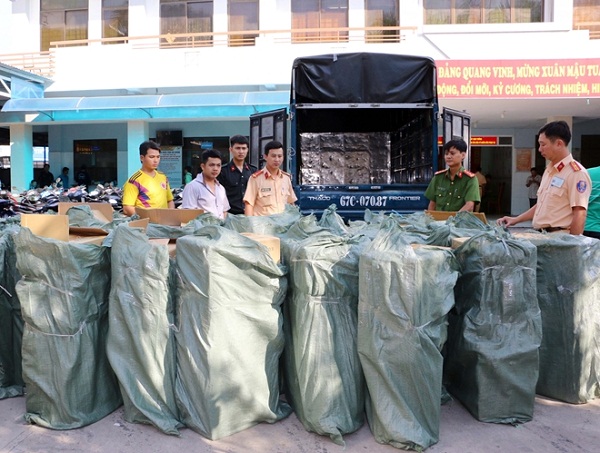 Bắt giữ vụ vận chuyển hơn 30.000 gói thuốc lá ngoại nhập lậu