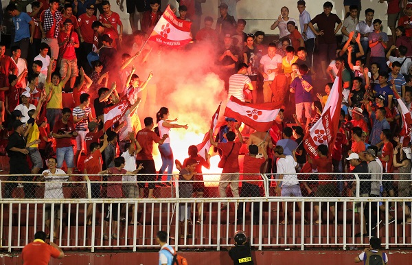 Hải Phòng bị phạt 90 triệu sau 6 vòng đấu tại V-League vì tội đốt pháo sáng