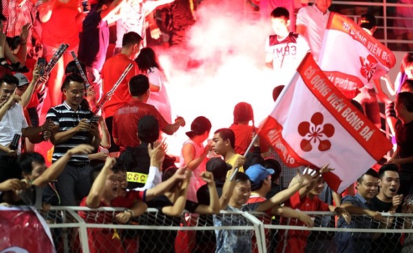 Đốt pháo tại vòng 6 V-League 2018: VFF ra án phạt