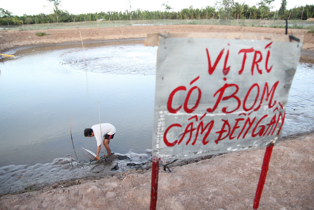 Dân xả nước ngập ao vì sợ bom 300kg nổ trong nắng