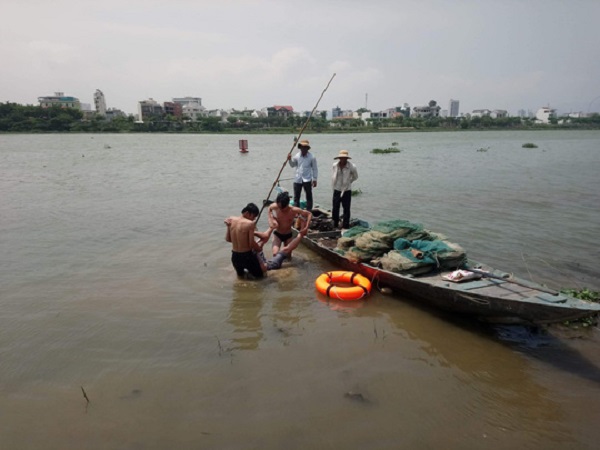 Quảng Bình: Bà cụ ăn xin không may rơi xuống sông Gianh tử vong