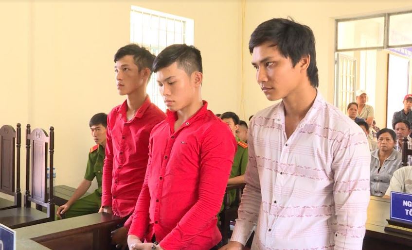 Nhậu say đánh người, đốt xe rồi hành hung công an