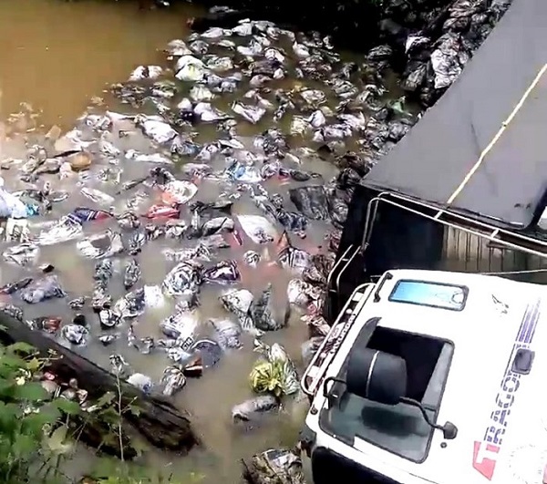 Lâm Đồng: Cầu gãy làm đôi khi cõng xe tải chở quá tải gấp 4 lần