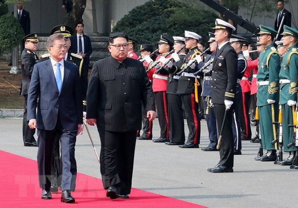 Lãnh đạo Triều Tiên đặt chân sang lãnh thổ Hàn Quốc - Hình 1