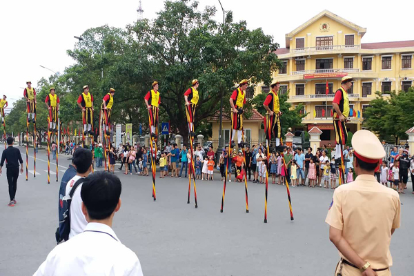 Du khách thích thú với lễ hội đường phố "Sắc màu văn hóa" tại Festival Huế 2018
