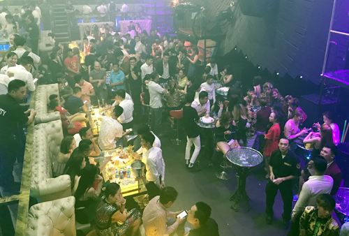 Quán bar trung tâm Sài Gòn bị cảnh sát phong toả, tìm ma tuý