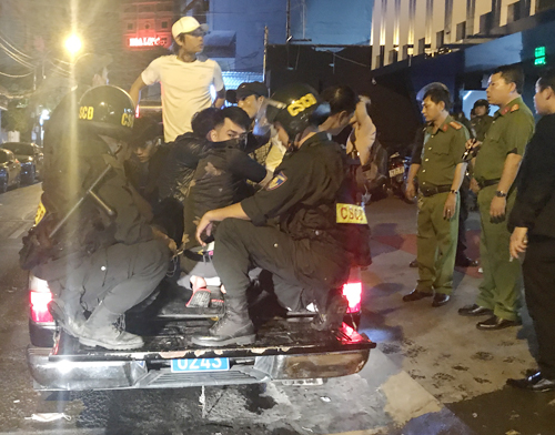 Quán bar trung tâm Sài Gòn bị cảnh sát phong toả, tìm ma tuý - Hình 3