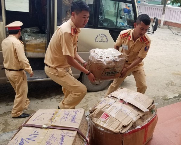 Nghệ An: Bắt giữ 570kg hoa quả không rõ nguồn gốc trên xe khách - Hình 1