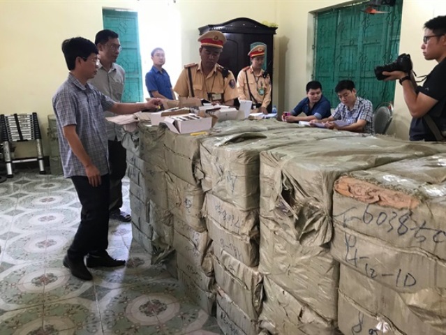 Nghệ An: Hơn 1 tấn pháo lậu trên xe khách