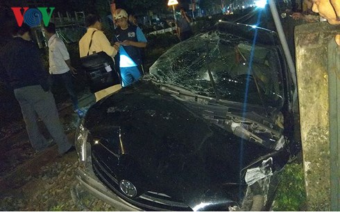 Hà Nội: Ô tô bị tàu hỏa kéo lê 50m