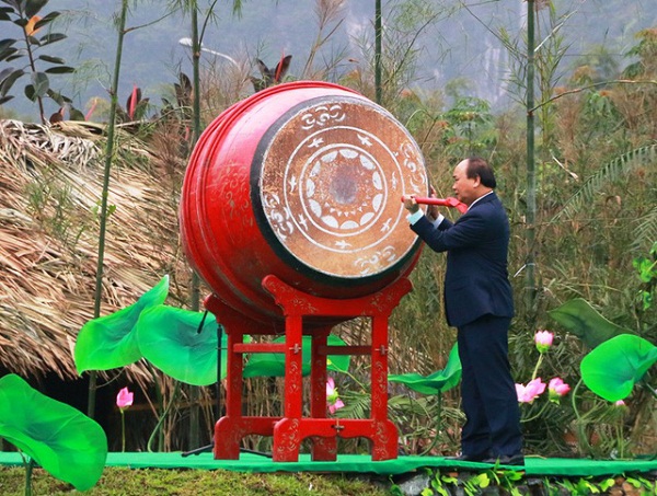 Thủ tướng Nguyễn Xuân Phúc đánh trống khai mạc Lễ hội Tràng An 2018 - Hình 1