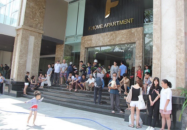 Cháy chung cư cao cấp, hàng trăm người chạy thục mạng