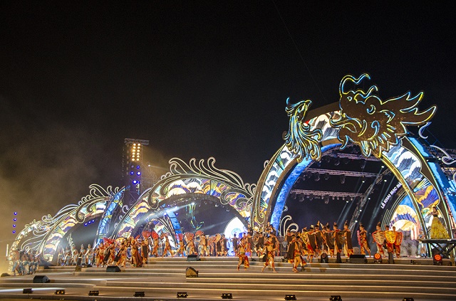 Quảng Ninh: Du khách mãn nhãn với các tiết mục biểu diễn tại Carnaval Hạ Long 2018 - Hình 1