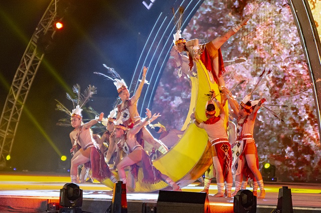 Quảng Ninh: Du khách mãn nhãn với các tiết mục biểu diễn tại Carnaval Hạ Long 2018 - Hình 2