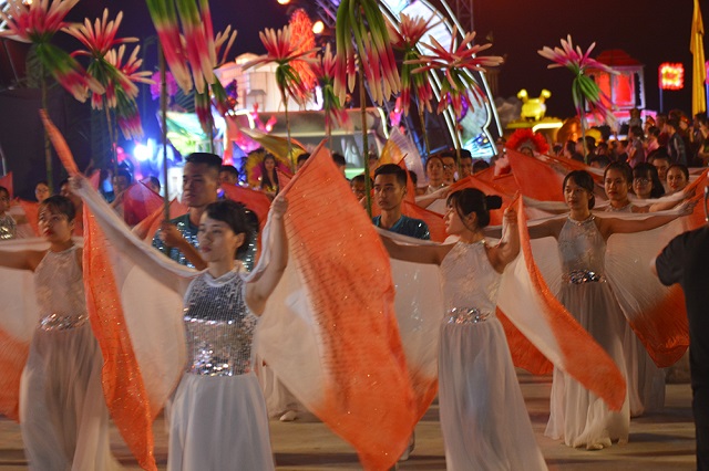 Quảng Ninh: Du khách mãn nhãn với các tiết mục biểu diễn tại Carnaval Hạ Long 2018 - Hình 8