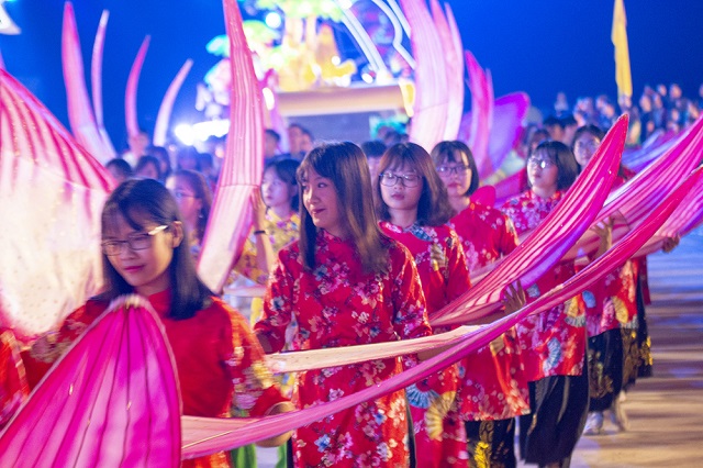 Quảng Ninh: Du khách mãn nhãn với các tiết mục biểu diễn tại Carnaval Hạ Long 2018 - Hình 6