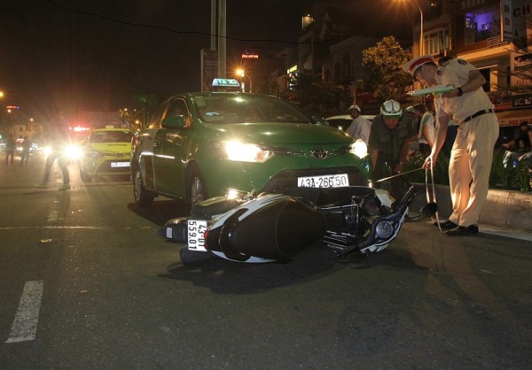 Đà Nẵng: Taxi tông đuôi nhau vì tránh người đàn ông ngã ra đường - Hình 1