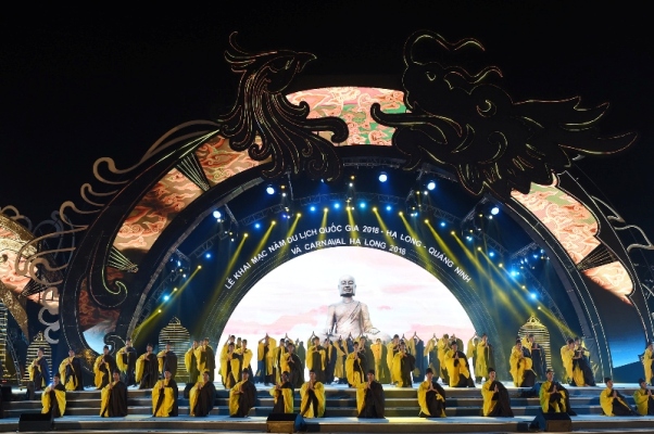 Du khách phấn khích “quẩy” trắng đêm cùng Carnaval Hạ Long