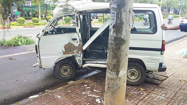 Đắk Lắk: Tông vào cột điện, tài xế ô tô tử vong tại chỗ - Hình 1