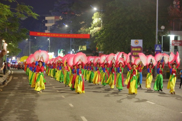 Khán giả ngỡ ngàng bởi sự quy mô buổi diễu hành Carnaval Hạ Long - Hình 7