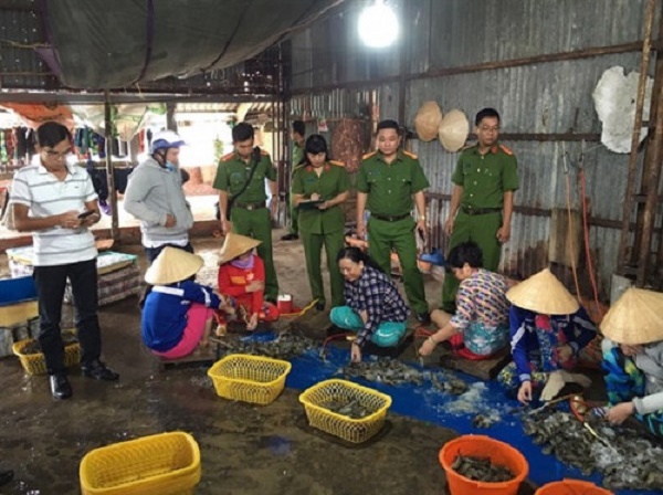 Phạt 2 cơ sở bơm tạp chất vào tôm nguyên liệu số tiền 185 triệu đồng