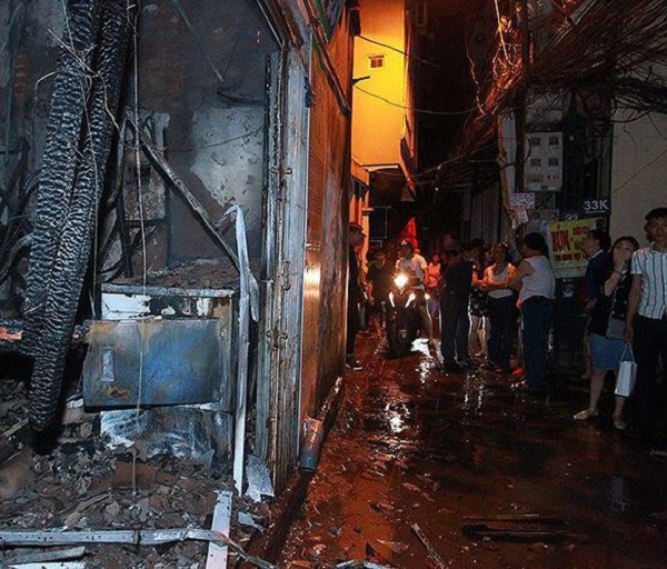 Hà Nội: Cháy rụi cửa hàng giặt là và sang chiết gas - Hình 2