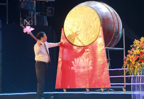 Phó Thủ tướng Vương Đình Huệ đánh trống khai hội du lịch Cửa Lò 2018