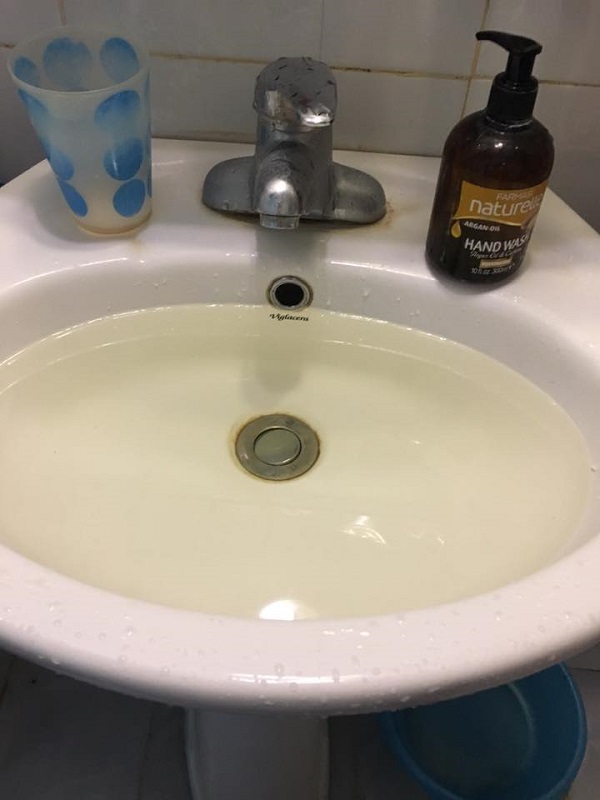 Chung cư Kiến Hưng: Nước sạch màu vàng đục, cáu bẩn