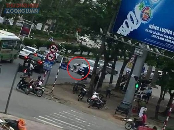 Tạm giữ tài xế xe bán tải đi ngược chiều rồi lùi xe cán chết người