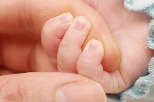 5 dấu hiệu ở móng tay cho biết bệnh của bé - Hình 1