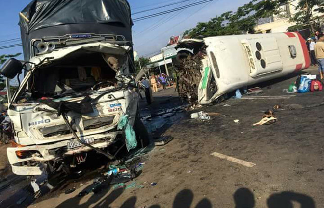 Ôtô khách đối đầu xe tải, 10 người thương vong