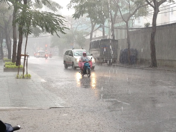 Cảnh báo mưa dông tại khu vực nội thành Hà Nội - Hình 1