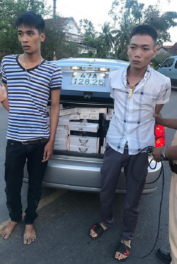 Bị CSGT tuýt còi, 2 đối tượng chở thuốc lá lậu rồ ga bỏ chạy