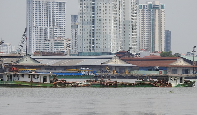 TP. HCM: Bắt giữ sà lan khai thác cát trái phép