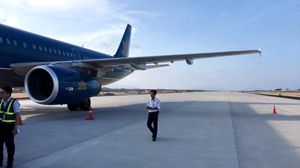 Vụ hạ cánh nhầm đường băng ở sân bay Cam Ranh: Vietnam Airlines xin lỗi hành khách - Hình 1
