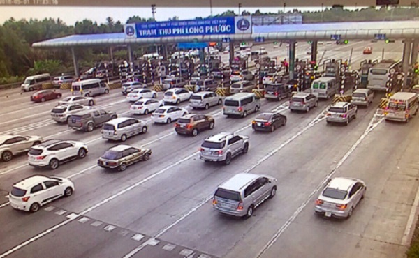 Người dân ùn ùn trở lại Sài Gòn, phà Cát Lái quá tải