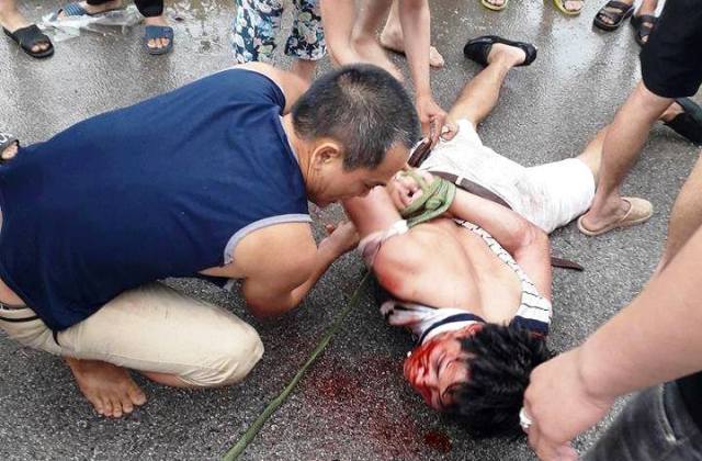 Hưng Yên: Người dân vây bắt đối tượng nghi bắt cóc trẻ em