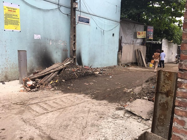 P.Châu Khê (Từ Sơn, Bắc Ninh): Đóng trụ sắt, đổ “rác thải” lên lối đi của người dân?